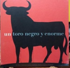 Un toro negro y enorme. El Toro Osborne: marca, símbolo, tótem, imagen universal.
