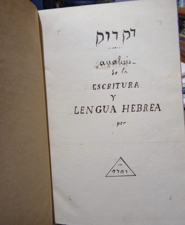 Análisis de la escritura y lengua hebrea.
