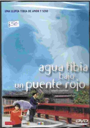 Agua tibia bajo un puente rojo.
